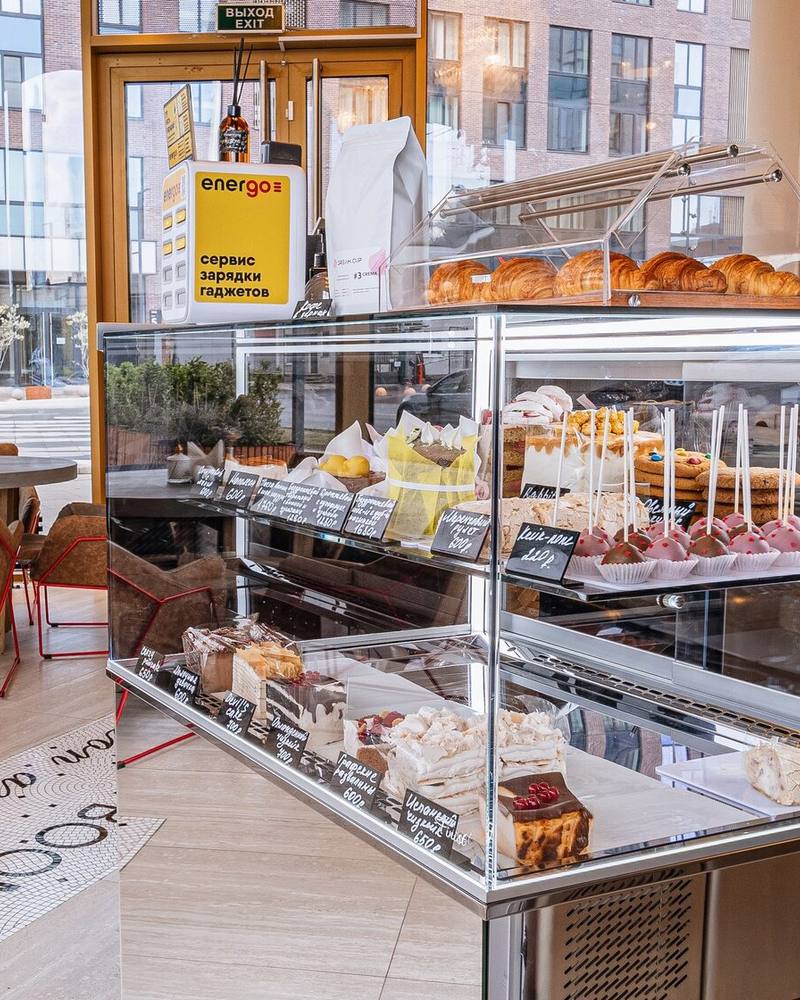 Витрина с десертами в Coffee BOOM
