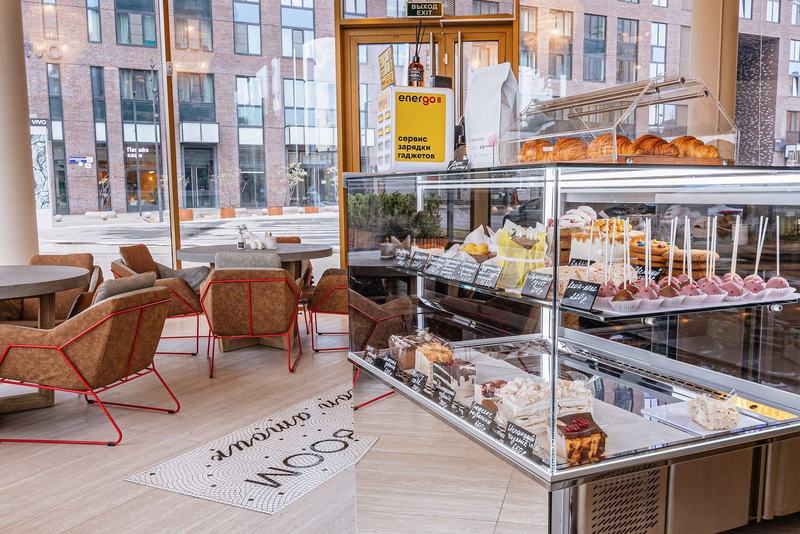Витрина с десертами и круассанами в Coffee BOOM
